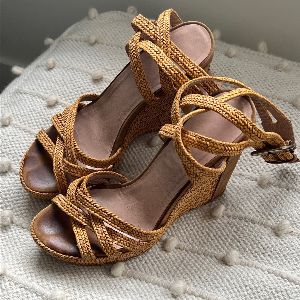 Stuart Weitzman strapped wedge platform sandal in woven raffia in size 9.
